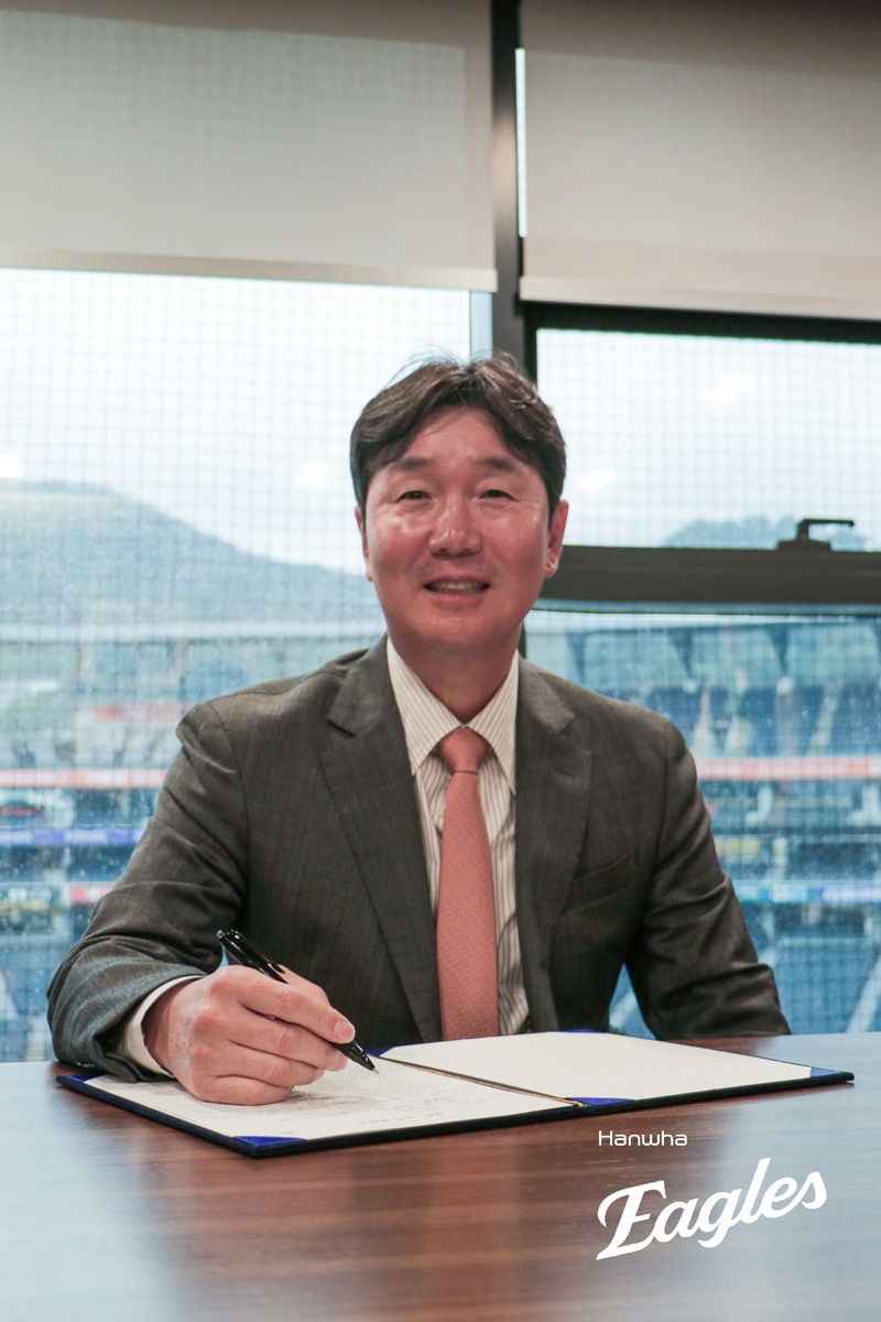 10월 13일 계약 당시 류지현 한화 감독 자료사진, 취임식 현장 사진과 구분