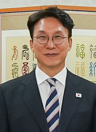 김민석 전 국무총리가 국제기구 관계자와 면담하는 모습