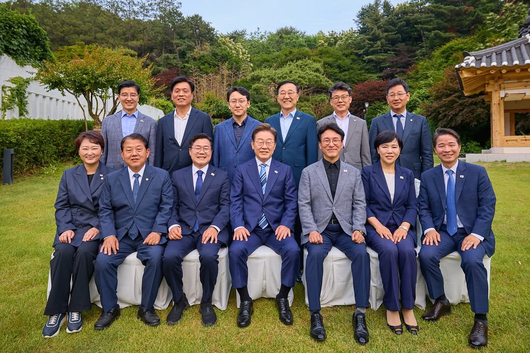 이재명 대통령과 더불어민주당 국회의원들이 함께한 단체 사진